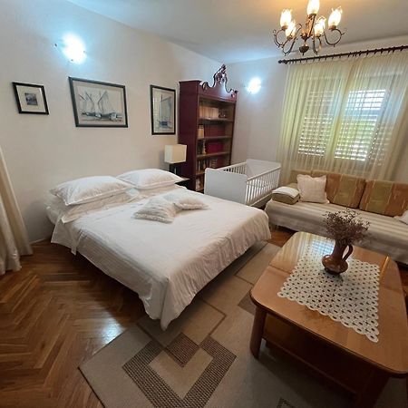 Apartman Mladenka Supetar Exterior photo