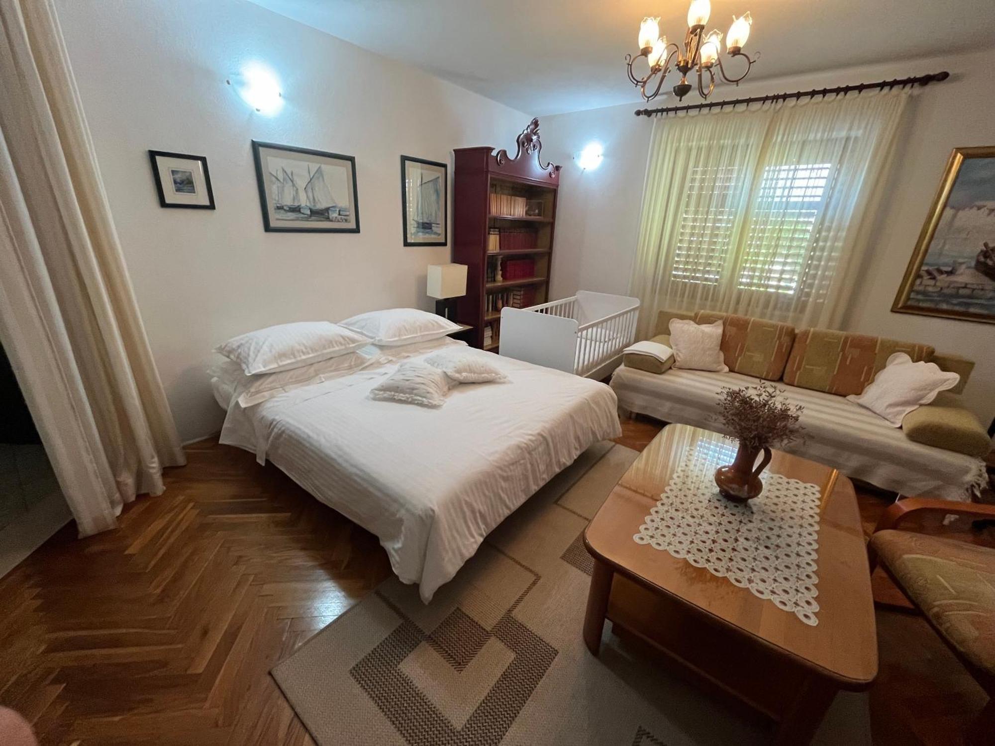 Apartman Mladenka Supetar Exterior photo