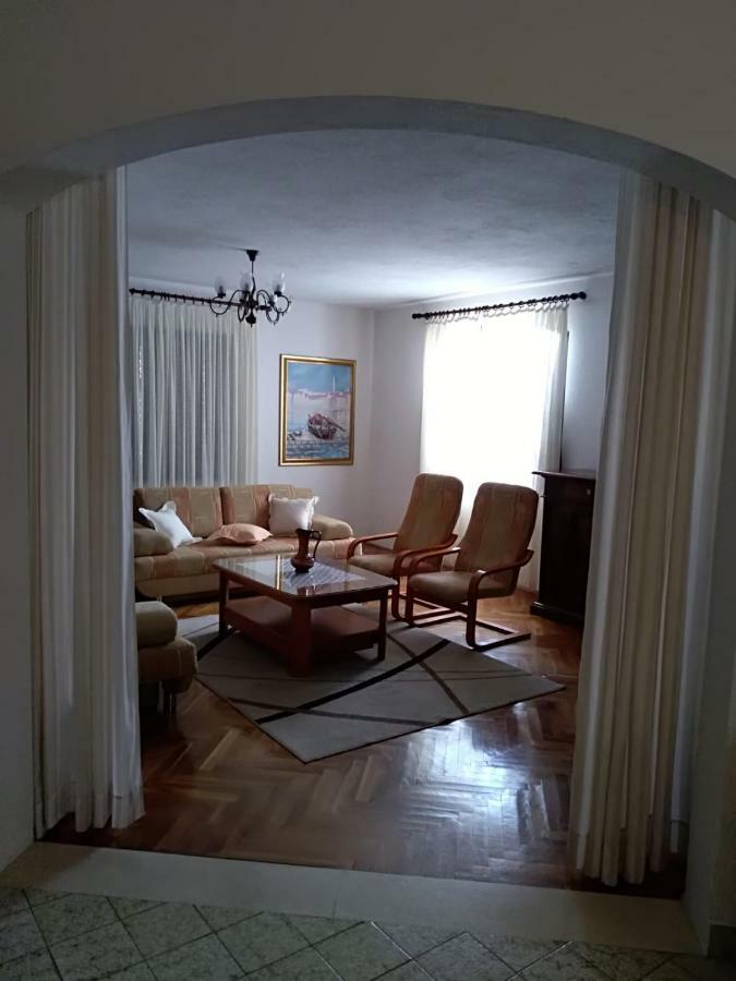 Apartman Mladenka Supetar Exterior photo