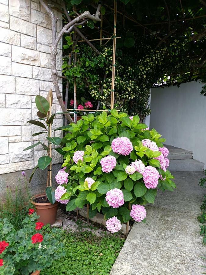 Apartman Mladenka Supetar Exterior photo
